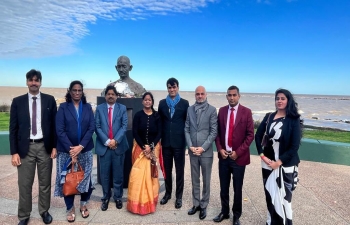 La Delegación Parlamentaria de Rajya Sabha que visita Uruguay junto al Embajador Dinesh Bhatia , entregó una ofrenda floral en homenaje al busto de Mahatma Gandhi en Montevideo